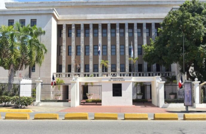 Educación suspende docencia en provincias en alerta roja este jueves