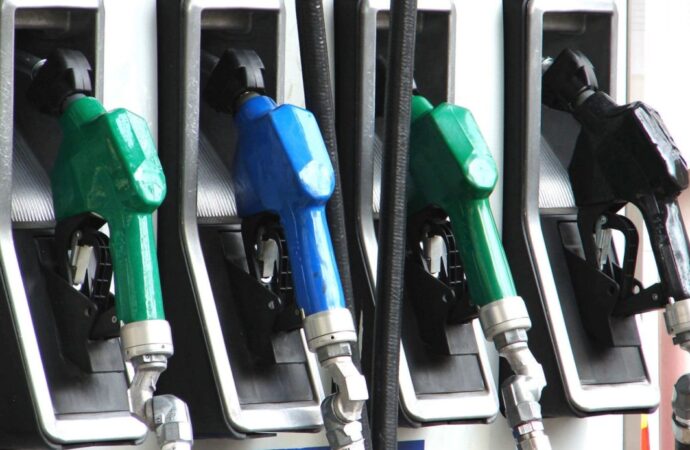 Gobierno dispone aumento en gasolinas premium y regular de RD$9 y RD$7 pesos