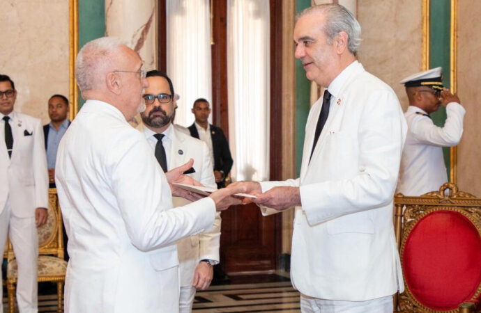 Abinader recibe cartas credenciales de seis nuevos embajadores