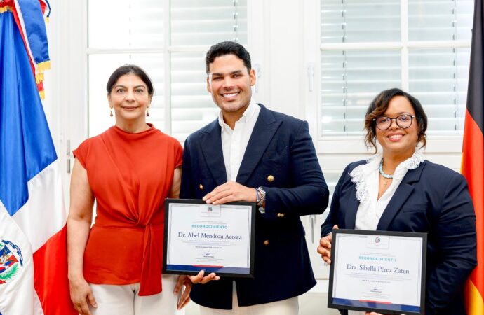 Doctor Abel Mendoza recibe reconocimiento en Alemania como pionero de la armonización facial