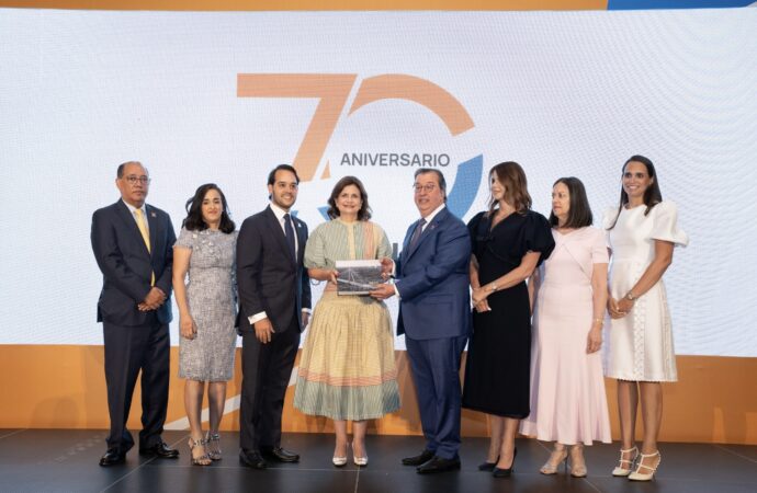 Mera Fondeur celebra 70 años de trayectoria